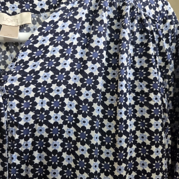 ⭐️LOFT Blue and White Fitted 3/4 Sleeve Blousesize XS - Picture 3 of 4